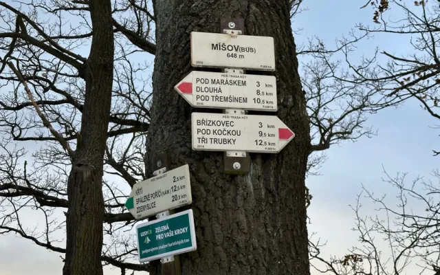Zdolejte v zimě horu Nad Maráskem, jde o nejvyšší brdský vrchol v Plzeňském kraji. A užijete si i výhledy
