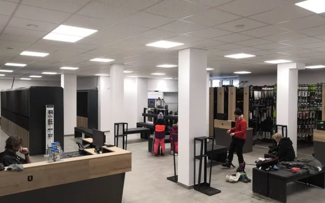 Půjčovna lyží a dalšího vybavení