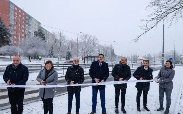 Na nově zrekonstruovaný úsek trati v ulici Terezie Brzkové se po pěti měsících konečně vrátily tramvaje