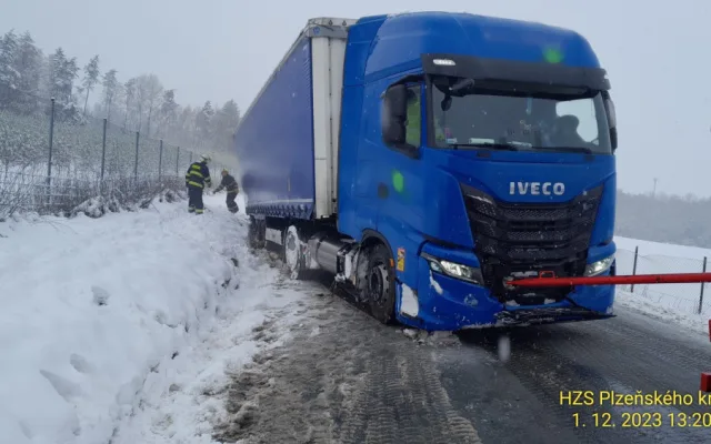 Mezi Velkými Dvorci a Mlýncem jsem vyprostili uvízlý kamion
