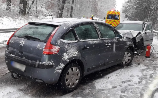 Na spojnici Svojkovice - Holoubkov se střetla dvě osobní a jedno nákladní vozidlo.