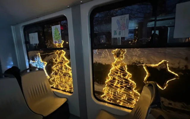 Na svoji premiérovou jízdu vyrazila do plzeňských ulic speciálně vyzdobená vánoční tramvaj ve zlaté barvě