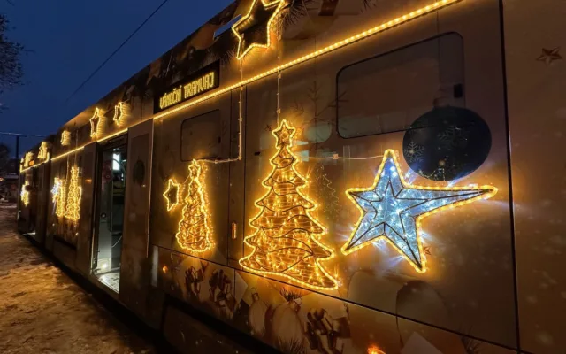 Na svoji premiérovou jízdu vyrazila do plzeňských ulic speciálně vyzdobená vánoční tramvaj ve zlaté barvě