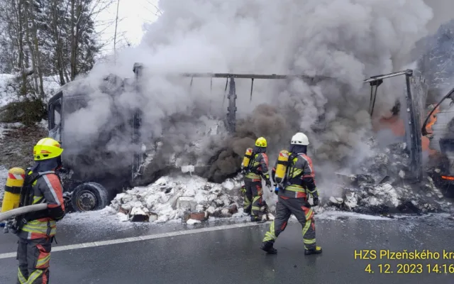 Na dálnici D5 shořel kamion po srážce tří nákladních vozidel. Zasahují tam vedle českých i němečtí hasiči