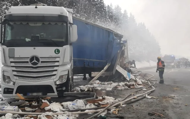Po dvaceti hodinách se podařilo obnovit provoz na dálnici D5 u Rozvadova, kde shořel kamion po střetu tří vozidel