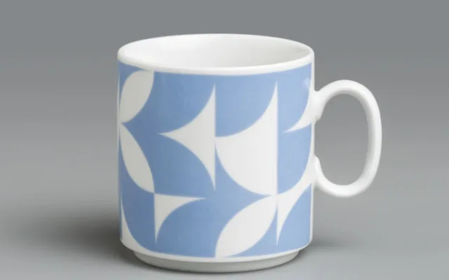 Karolína Pucholtová: Modern Retro in Blue / Motiv „Modern Retro“ odkazuje na estetiku minulého století, a přesto působí současně díky výraznému, zvětšenému měřítku. Je založen na tvaru kruhu, který byl oblíbeným výchozím tvarem pro mnohé, nejen grafické v