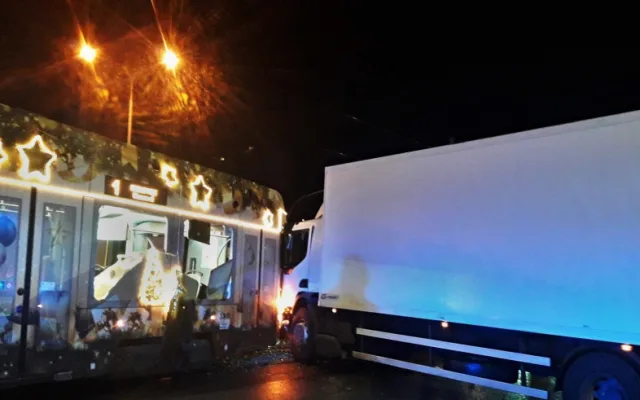 Vánoční tramvaj vykolejila po střetu s náklaďákem, nehodu měl i náhradní autobus
