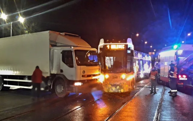 Vánoční tramvaj vykolejila po střetu s náklaďákem, nehodu měl i náhradní autobus