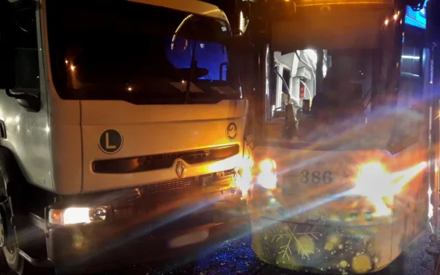 Vánoční tramvaj vykolejila po střetu s náklaďákem, nehodu měl i náhradní autobus