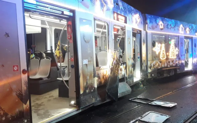 Vánoční tramvaj vykolejila po střetu s náklaďákem, nehodu měl i náhradní autobus