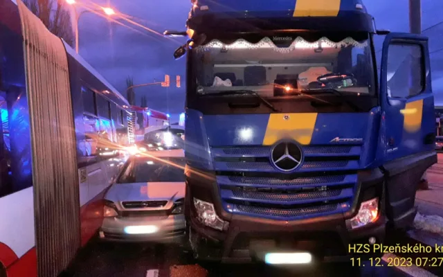 Při další nehodě zůstal mezi kamionem a autobusem skřípnutý osobák