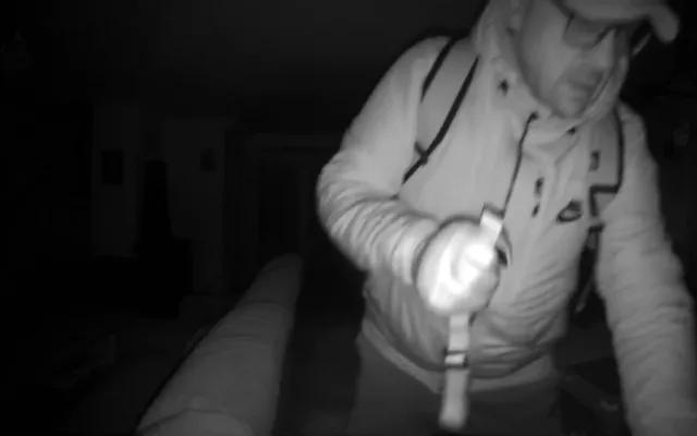 Důmyslně ukrytá kamera natočila uvnitř bytu tvář zloděje, který tam prohledával šuplíky. Teď ho hledá policie