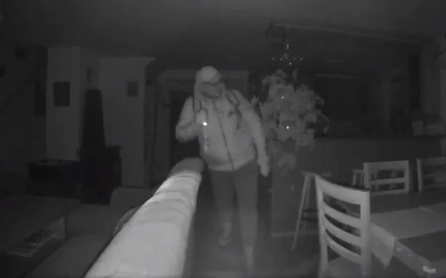 Důmyslně ukrytá kamera natočila uvnitř bytu tvář zloděje, který tam prohledával šuplíky. Teď ho hledá policie