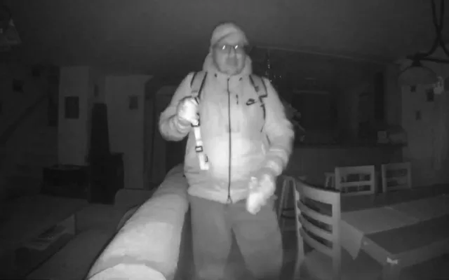 Důmyslně ukrytá kamera natočila uvnitř bytu tvář zloděje, který tam prohledával šuplíky. Teď ho hledá policie