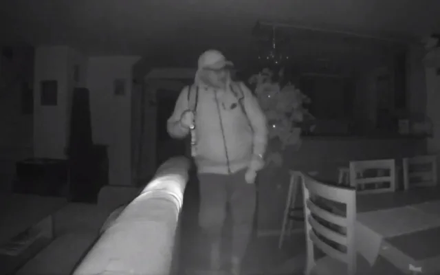 Důmyslně ukrytá kamera natočila uvnitř bytu tvář zloděje, který tam prohledával šuplíky. Teď ho hledá policie