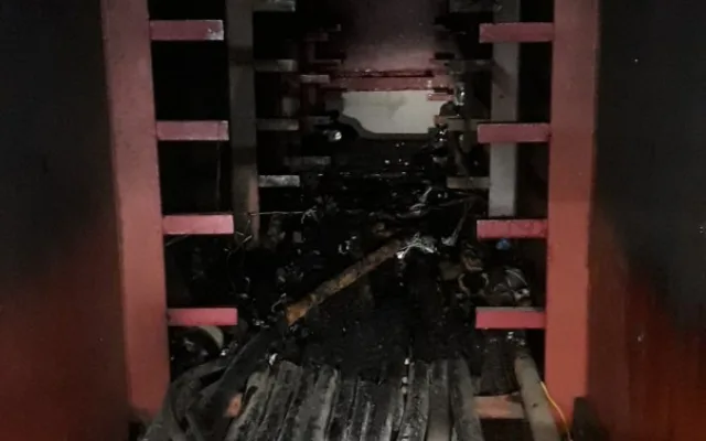 Z kovové lávky před kavárnou na náplavce se valil hustý dým. Požár ochromil provoz tramvají a trolejbusů
