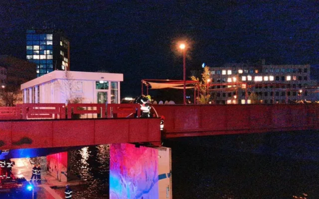 Z kovové lávky před kavárnou na náplavce se valil hustý dým. Požár ochromil provoz tramvají a trolejbusů