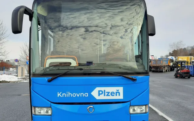 Unikátní knihovna na kolech se vrací do služby, bibliobus jezdí jen ve dvou městech v Česku