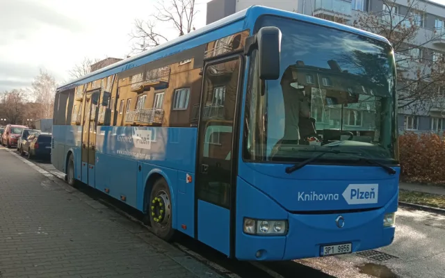 Unikátní knihovna na kolech se vrací do služby, bibliobus jezdí jen ve dvou městech v Česku
