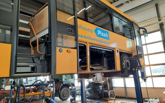 Unikátní knihovna na kolech se vrací do služby, bibliobus jezdí jen ve dvou městech v Česku