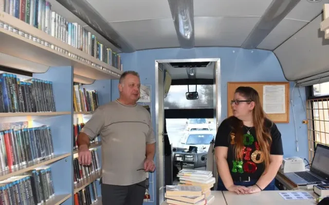 Unikátní knihovna na kolech se vrací do služby, bibliobus jezdí jen ve dvou městech v Česku