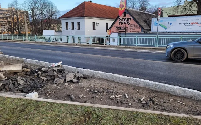 Skončila oprava hlavní tepny Rokycan, zbývá už jen dodělat chodníky