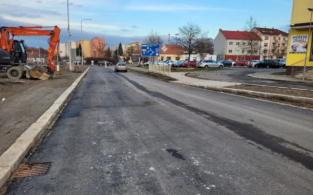 Skončila oprava hlavní tepny Rokycan, zbývá už jen dodělat chodníky