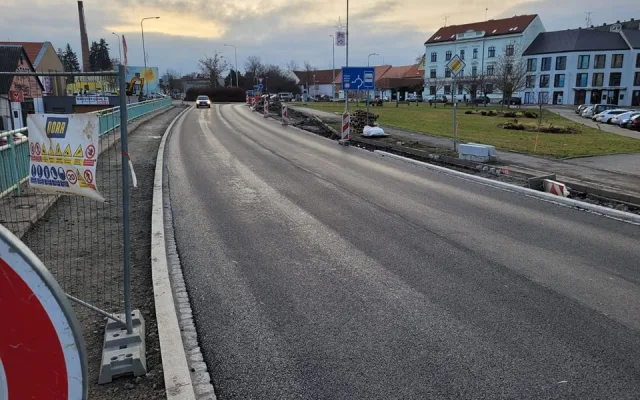 Skončila oprava hlavní tepny Rokycan, zbývá už jen dodělat chodníky