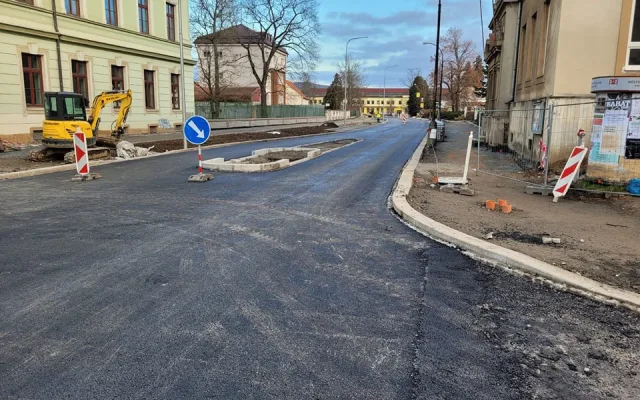 Skončila oprava hlavní tepny Rokycan, zbývá už jen dodělat chodníky