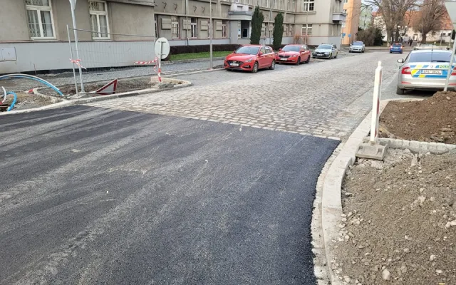 Skončila oprava hlavní tepny Rokycan, zbývá už jen dodělat chodníky