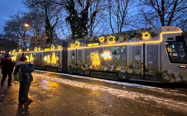 Tato vánoční tramvaj jezdila v Plzni bohužel jen týden