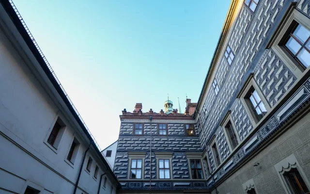 Vnitroblok plzeňského magistrátu má opravenou sgrafitovou výzdobu. Použila se původní historická technologie