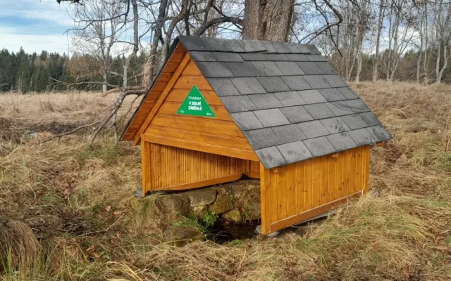 Čtyři studánky v Brdech kryjí nové stříšky, další prameny se budou podobně upravovat v příštím roce