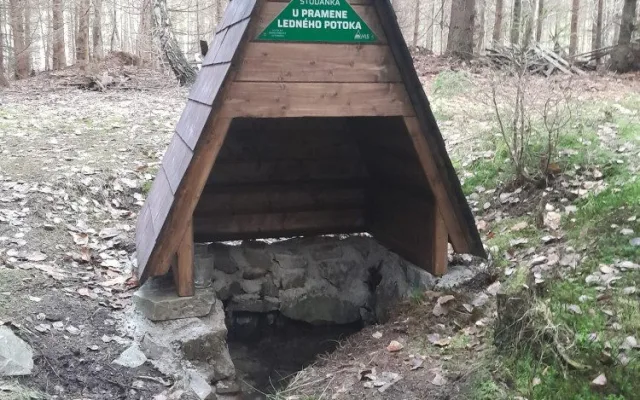 Čtyři studánky v Brdech kryjí nové stříšky, další prameny se budou podobně upravovat v příštím roce