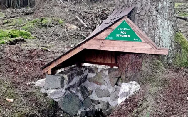 Čtyři studánky v Brdech kryjí nové stříšky, další prameny se budou podobně upravovat v příštím roce