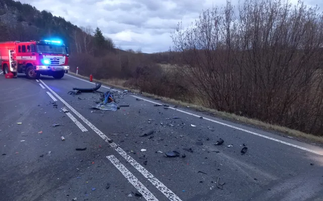 Řidič nepřežil čelní střet s osobním vozem, další čtyři lidé utrpěli zranění