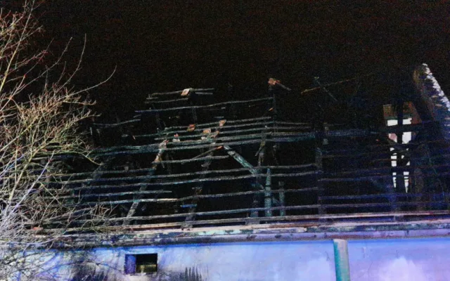Pět lidí muselo během noci opustit svůj domov kvůli požáru staré stodoly