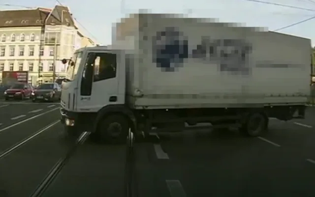 VIDEO: Zmatkující řidiči i chodci zbytečně zdržují hasičské či policejní vozy spěchající k zásahu