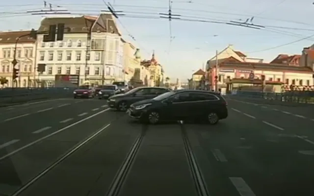 VIDEO: Zmatkující řidiči i chodci zbytečně zdržují hasičské či policejní vozy spěchající k zásahu