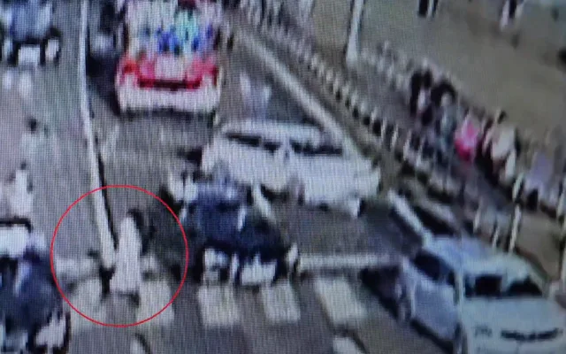 VIDEO: Zdržení v řádech drahocenných desítek vteřin nabírají hasiči kvůli zmatkujícím řidičům i chodcům