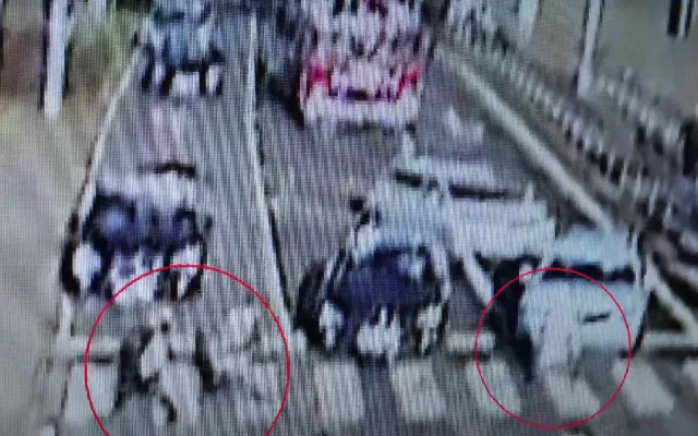VIDEO: Zdržení v řádech drahocenných desítek vteřin nabírají hasiči kvůli zmatkujícím řidičům i chodcům