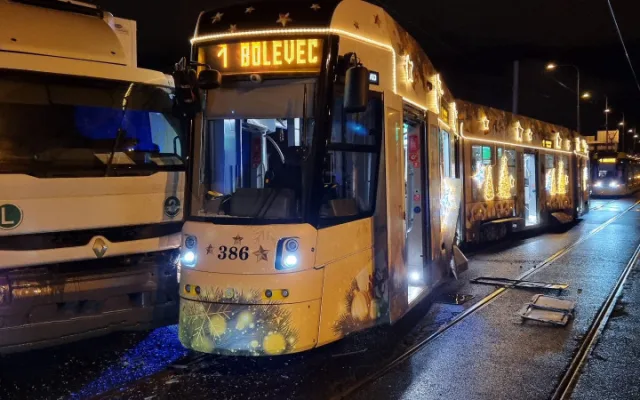 Vánoční tramvaj vykolejila po střetu s náklaďákem, foto: HZS PK.
