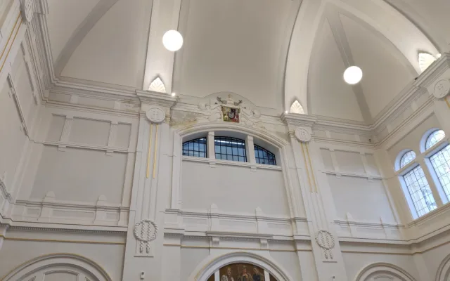 Cestujícím v Plzni se po tříleté rekonstrukci naplno otevře secesní budova hlavního vlakového nádraží