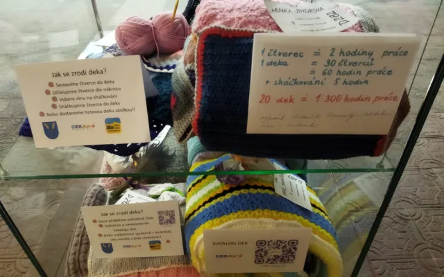 Dobrovolníci na Plzeňsku za 15 měsíců upletli a uháčkovali na podporu hospice 606 pestrobarevných dek