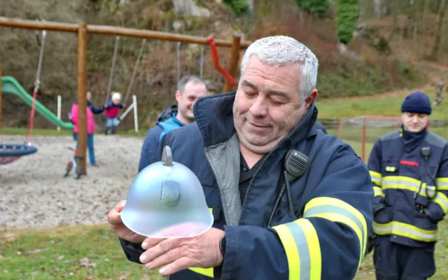 Na památku dostal Václav Pech od svých kolegů skleněnou hasičskou přilbu.
