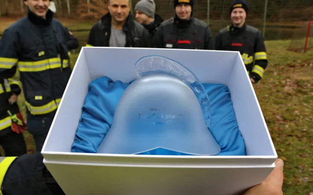 Na památku dostal Václav Pech od svých kolegů skleněnou hasičskou přilbu.