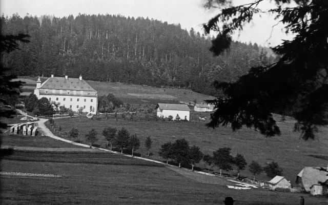 Autorem nejstarší dochované fotografie zámku Debrník z roku 1885 je fotograf M. Kopecký, říká Zdeněk Roučka