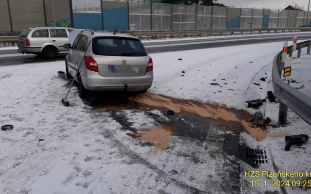Nehoda jednoho osobního automobilu na Nové Hospodě na výpadovce na Sulkov
