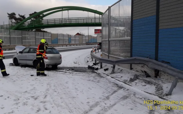 Nehoda jednoho osobního automobilu na Nové Hospodě na výpadovce na Sulkov