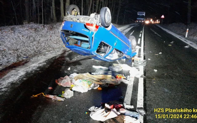 Řidička osobáku se těžce zranila při vážné nehodě na zledovatělé silnici. V krvi měla 1,9 promile alkoholu
